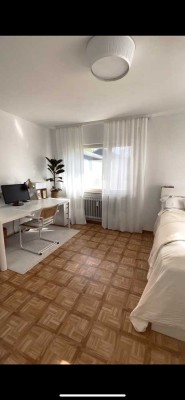 Modernisierte helle 1-Zimmer-Wohnung mit Einbauküche und Duschbad in Stuttgart