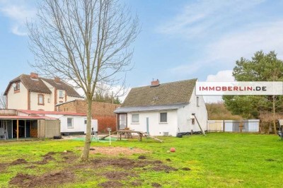 IMMOBERLIN.DE - Für Pferdeliebhaber! Haus mit Nebengebäuden & Potential auf großem Grundstück