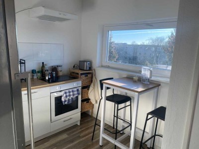 Helle Wohnung mit Balkon in Tempelhof-Schöneberg – 10 Min. zum Mehringdamm, 300 m zur U-Bahn.