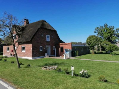 Charmantes Reetdachhaus mit zusätzlichem Baugrundstück nahe der Nordsee