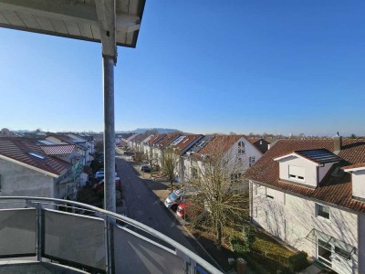 Familienfreundliche helle 4,5-Zi.-DG-Whg. mit Panoramablick und zwei Balkonen