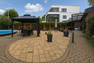 Exklusiver Bungalow mit Pool, Wintergarten & Kamin