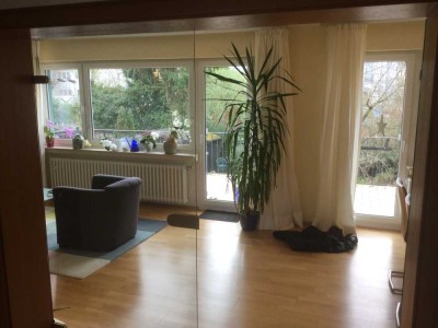 2,5-Zimmer-Wohnung mit Balkon, Einbauküche und in ruhiger, doch zentraler Lage