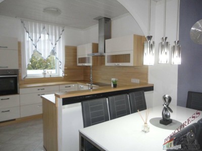 Großes Zweifamilienhaus mit 2 getrennt begehbaren Wohnbereichen (8Zimmer) wartet auf Sie!