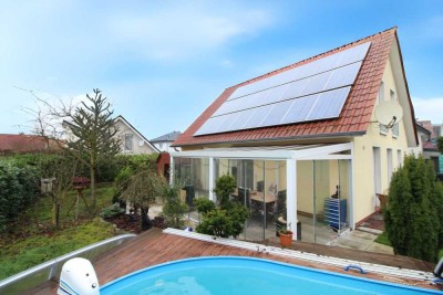 Modernes KfW-60 Einfamilienhaus mit PV-Anlage, Wintergarten & Pool in Bielefeld-Senne (EEK A+)