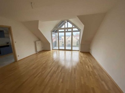 Paare aufgepasst! Lichtdurchflutete 3-Zimmer-Dachgeschosswohnung im Herzen von Markt Indersdorf