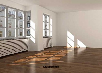 Wohnung nebst Balkon und Stellplatz