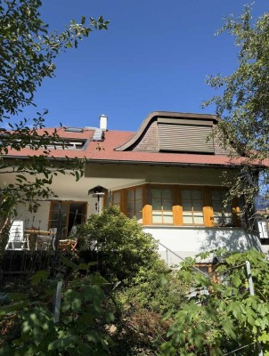 Grosses Zweifamilienhaus in ruhiger Lage mit schönem Garten