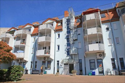 Mitten in Schwetzingen mit zwei PKW -Stellplätzen! 3,5-Zimmer-Wohnung mit Balkon & tollem Ausblick!