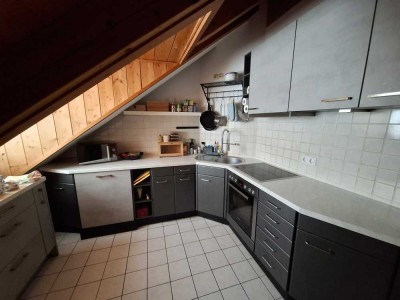 Geschmackvolle, sanierte 3,5-Zimmer-Dachgeschosswohnung mit geh. Innenausstattung mit EBK