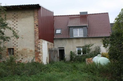 Ein Viertel eines Vierseitenhofes mit Wohnhaus und Scheune