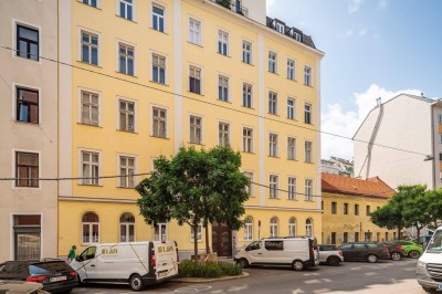 Stilaltbauwohnung mit Potenzial – ca. 122 m² im 2. Stock in Toplage des 6. Bezirks