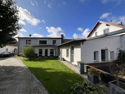 Schönes und modern saniertes Einfamilienhaus mit Einbauküche, gepflegtem Garten, Carport