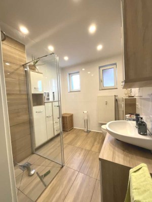Dreifamilienhaus mit großem Grundstück, Garagen, Halle und solider Mietrendite in Neuental