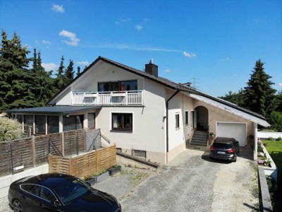 Saniertes Zweifamilienhaus in Ortsrandlage nähe Regenstauf