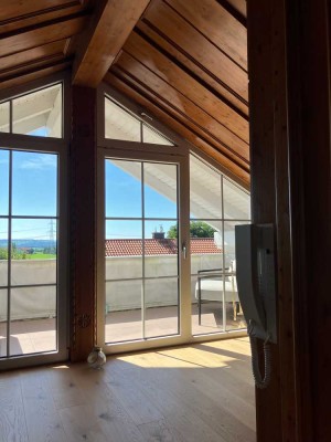 Traumhafte große 2-Zi - DG-Wohnung mit 2 Balkonen und Bergblick
