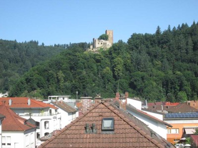 Schöne 3-Zimmer-Dachgeschosswohnung mit Blick über Waldkirch auf die Kastelburg