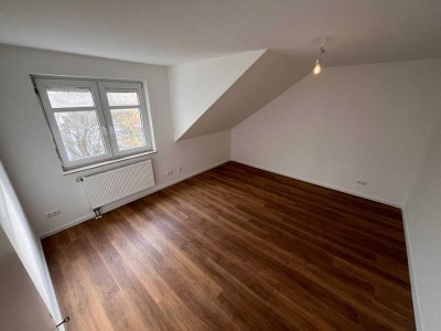 Bezugsfertige, frisch renovierte Dachgeschosswohnung