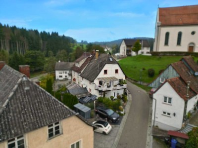 Liebevoll modernisierte Doppelhaushälfte mit historischem Charme, Pool und Wohlfühlatmosphäre