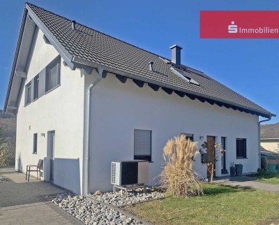 Modernes Einfamilienhaus mit Weitblick ins Grüne - stilvolles Wohnen auf zwei Ebenen