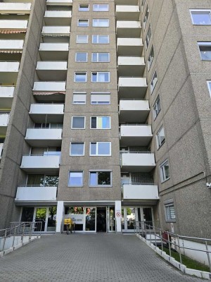 Helle, modernisierte 2-Raum-Wohnung mit geh. Innenausstattung mit Balkon und EBK in Dietzenbach