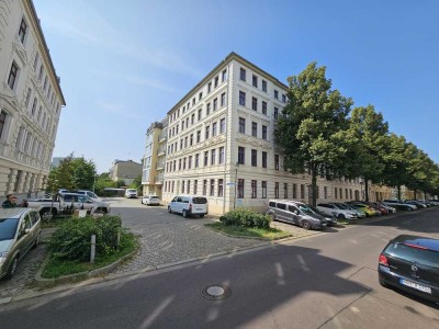 Großzügige 2-Raum-Altbauwohnung mit Einbauküche