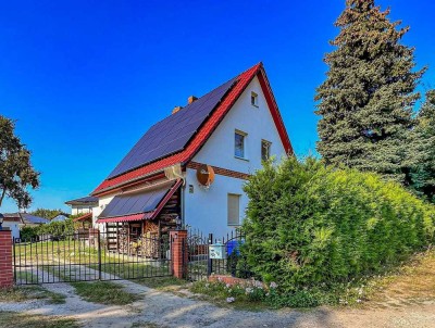 Mit Keller, Einbauküche, Kamin, Carport, großem Grundstück: Charmantes Einfamilienhaus in Rangsdorf