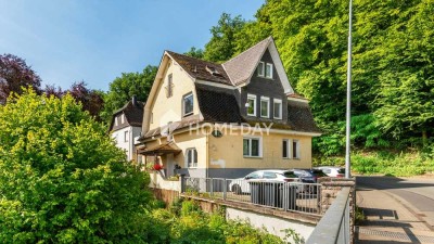 Wohnen am Wasser: Ein- bis Zweifamilienhaus mit Kamin, Garage und idyllischem Flussgrundstück