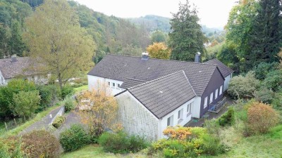 Ruhige, ungestörte Ortsrandlage: 240 m² großer Bungalow auf 4.507 m² Grundstück