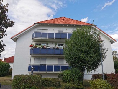 Helle Dachgeschosswohnung/ 2. OG
In toller Lage mit großem Balkon! Carport!