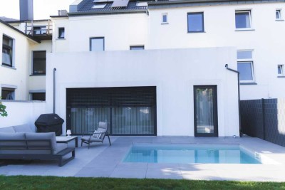 Exklusives Wohnen im Duisburger Süden – kernsaniertes Stadthaus mit Pool und Garten (provisionsfrei)