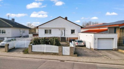 Stilvoll renovierter Bungalow mit 2 Einliegerwohnungen und großen Garten!