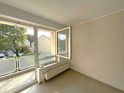 Zu Hause im Park. 2 Zimmer . Küche . Badewanne.  Grünblick. Sonnenbalkon. Stellplatz. Kellerraum