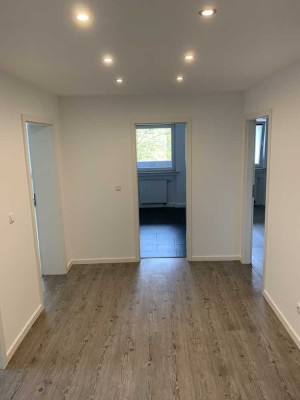 Von Privat zu vermieten !!!! 3 Zimmer Wohnung zu vermieten.  Komplettsanierung!!!
