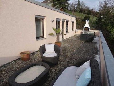 Lichtdurchflutete 2 Zimmer Penthouse Wohnung, zentrumsnah, mit riesiger 50m² Dachterrasse