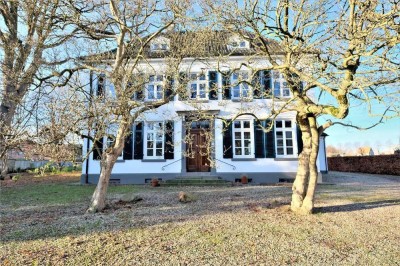 Villa mit Gästehaus auf großem Grundstück mit perfekter Lage