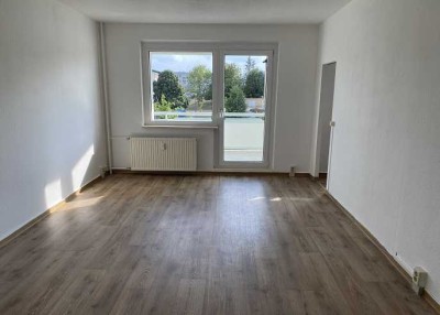 Kleine Single-Wohnung mit Wanne und großem Balkon