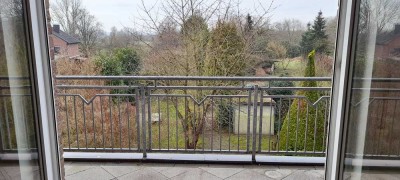 Schöne und gepflegte 3-Zimmer-Dachgeschosswohnung mit geh. Innenausstattung mit Balkon und EBK