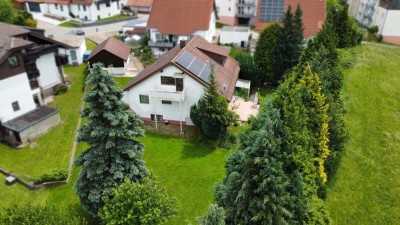 Viel Platz: Haus mit großem Garten und Doppelgarage