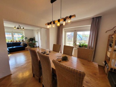 Gützingen: Großzügige, helle Erdgeschoss-Wohnung mit Balkon und Garage in ländlicher Lage
