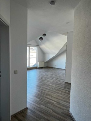 Charmante 2-Raum-DG-Wohnung mit Balkon und EBK