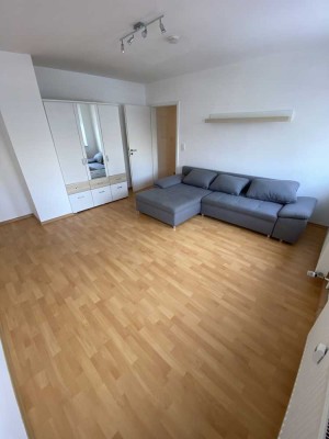 Schöne gemütliche teilmöblierte 1,5 Zimmer Wohnung (Wohnzimmer, Küche, Bad, Schlafzimmer)