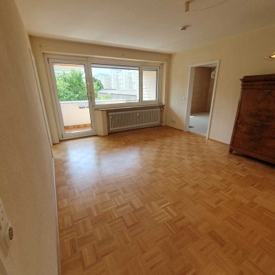 SCHÖN Immobilien:  gemütliche, bahnhofsnahe 2-Zi-Whg mit Loggia und Küche