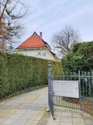 Altbaucharme in Villa: stilvoll möblierte 2,5-Zimmer-Terrassenwohnung in der Villenkolonie