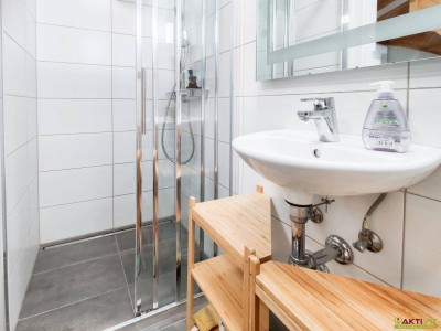 Neuwertige Garten-Wohnung auf zwei Ebenen mit moderner Ausstattung und 2 KFZ-Stellplätzen.