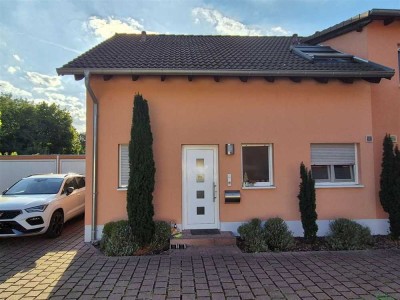 Wohnhaus mit Garage und Stellplatz in kleiner Gemeinschaft