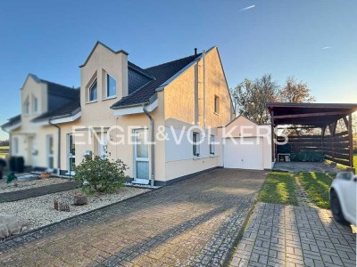 Moderne Doppelhaushälfte in ländlicher Lage