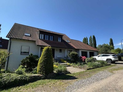 Ortsrandlage. Erdgeschoss-Wohnung mit Sauna, Garten und Garage in einem 2-Familienhaus