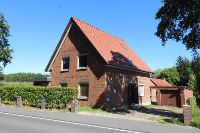 Großes Wohnhaus mit Nebengebäude und großem Grundstück