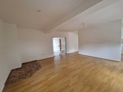 großzügige 4-Zimmerwohnung in zentraler Lage mit Balkon